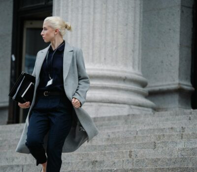 Jakie są koszty związane z pracą nadzorcy układu i syndyka?