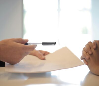 Jak uniknąć problemów prawnych przy sprzedaży nieruchomości?