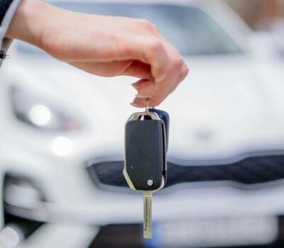 Kluczyki od samochodu trzymane w ręce